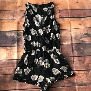 🌸Forever 21 Black Floral Romper Size S